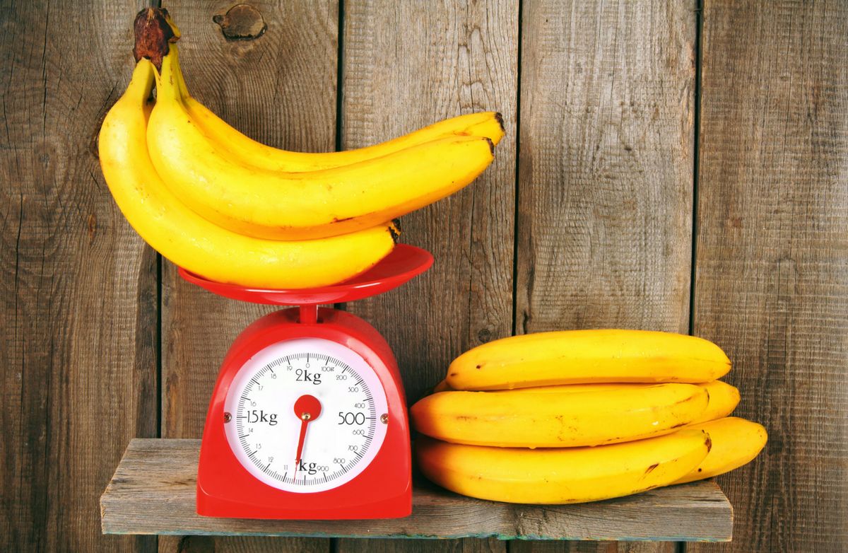 1 банан килокалории. Вес одного банана. Бананы (вес). Вес банана без кожуры. Вес одного банана с кожурой.