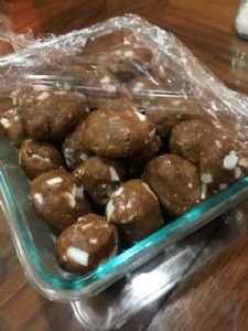 Almond butter protein balls with coconut 
