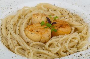Scallops In White Wine Sauce With Whole-Wheat Linguine