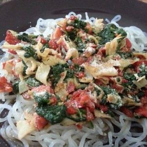 spinach, tomato, roasted red pepper pasta with sliced turkey