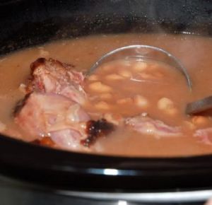 Slow Cooker Pinto Beans w/ Smoked Ham Hocks