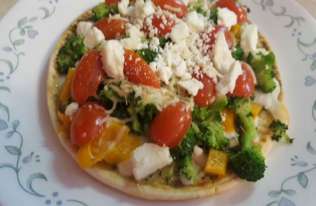 Veggie pesto mini pizza