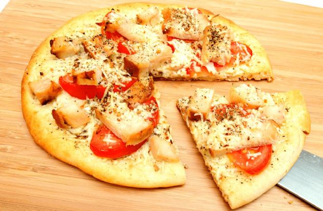 A Slimmer Slice: Fresh Tomato & Chicken Pizza