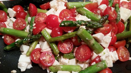 Asparagus with Tomatoes and Fresh Mozzarella