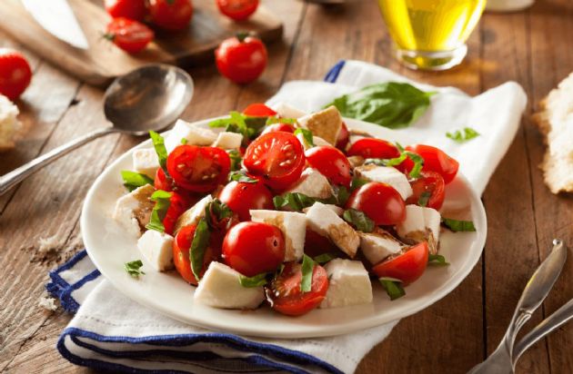 Caprese Salad with Grape Tomatoes, Mozzarella & Basil