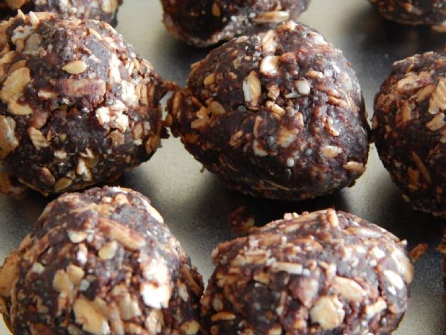 Chocolate PB Energy Bites