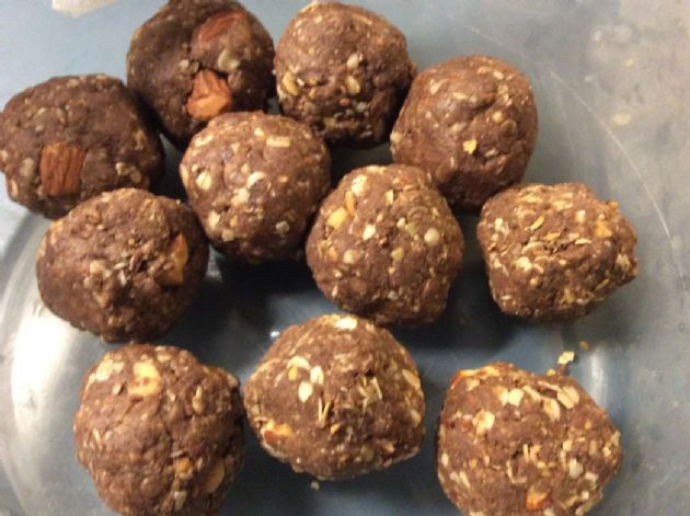 Chocolate Shakeology energy balls 