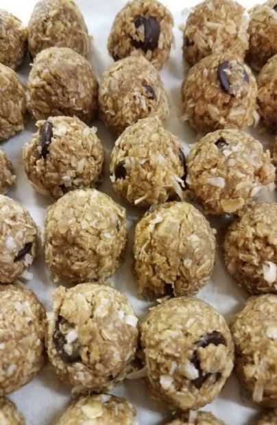 Dark chocolate almond oat bites