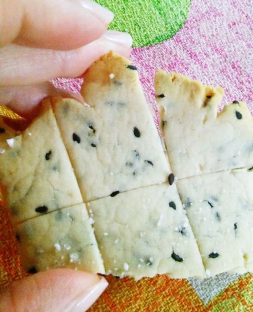 Easy and healthy rice flour crackers