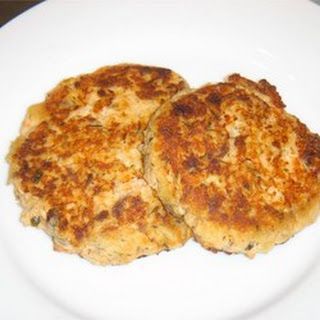 Light Salmon Cakes & tartar sauce