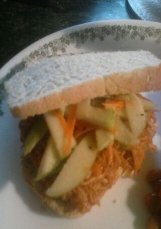 Pulled chicken bbq sandwich with Apple slaw