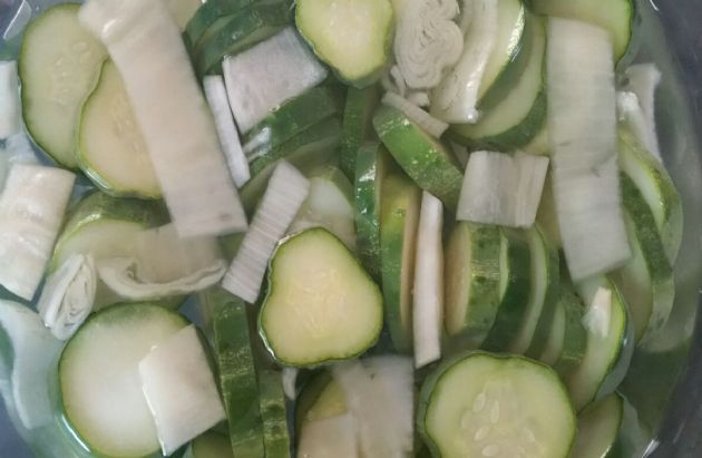 Sour refrigerator pickles