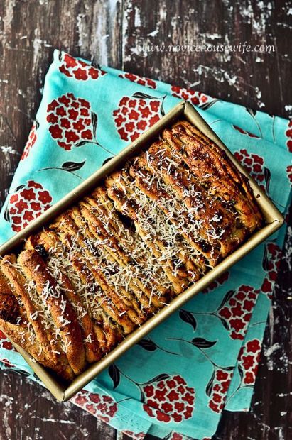 WHOLE WHEAT HERBED GARLIC PULL-APART BREAD