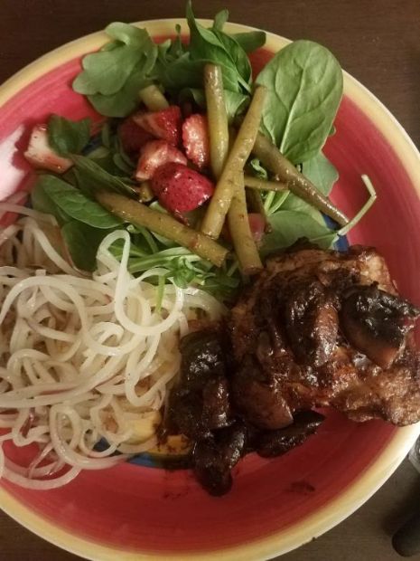 Whole30 compliant Sauteed Chicken thighs with Balsamic Vinegar and mushrooms 