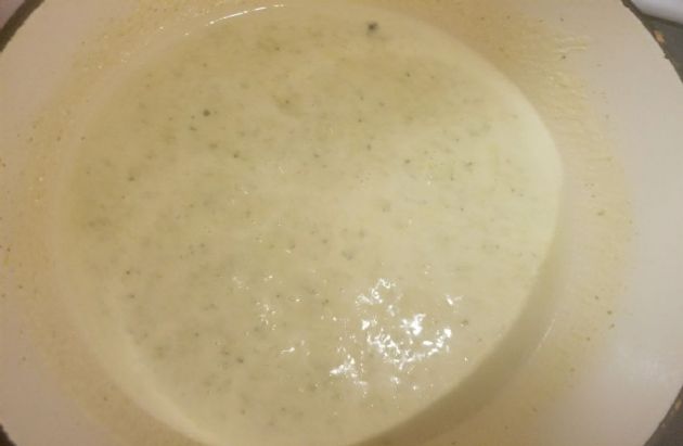 Keto cheesy broccoli soup