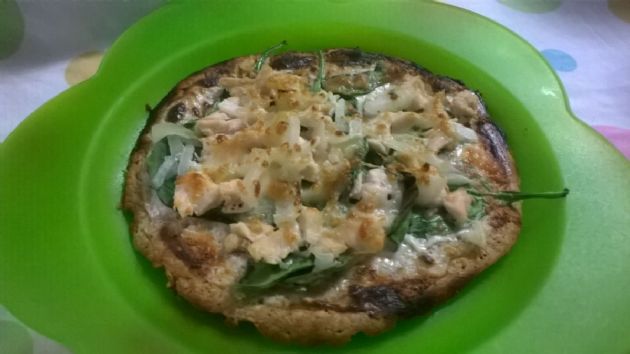 chicken & spinach in white sauce pizza