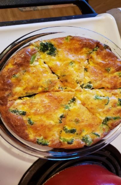 Crustless broccoli and cheese quiche