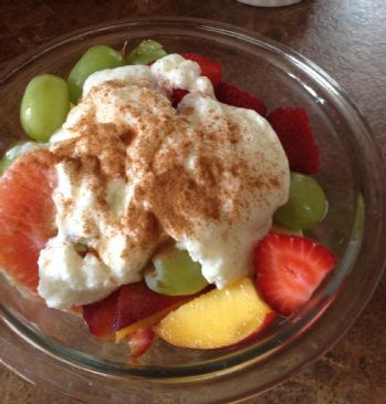 Fruit salad with yogurt-cinnamon dressing