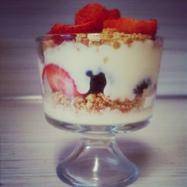 Fruit & Yogurt Parfait with a Crunch