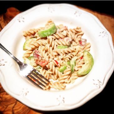 Creamy, spicy whole wheat pasta with bacon & zucchini