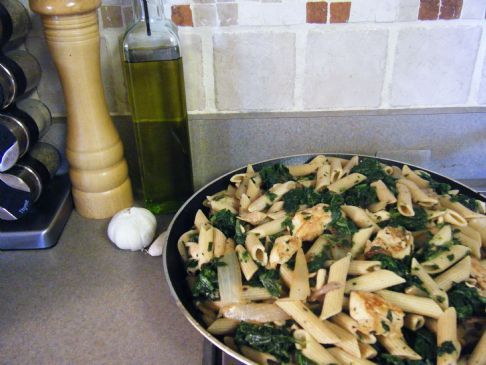 Lowfat mediterranean chicken with spinach and pasta