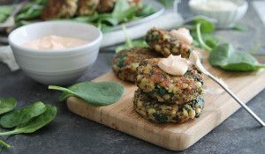 SPINACH AND CHEDDAR QUINOA CAKES WITH CREAMY BUFFALO DIP