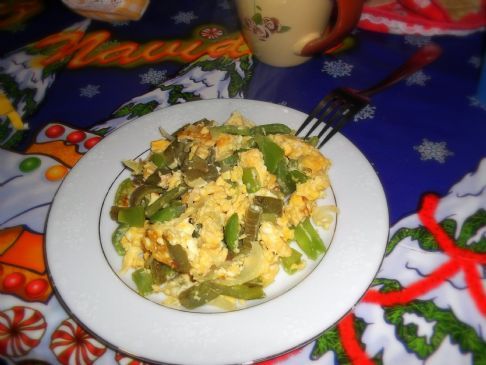 Huevos Revueltos con Nopales y Pimiento Verde