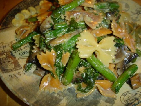 Pasta with spinach, green beans in creamy garlicky sauce