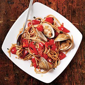 Pasta with Fresh Tomato Sauce and Clams (cooking light 7-11)