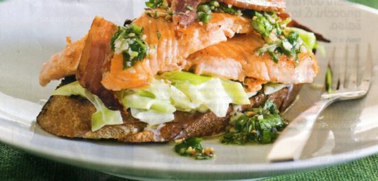 Buschetta w smoked salmon, leeks & rocket pesto