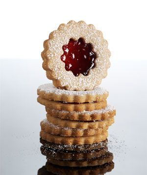 Linzer Raspberry-Almond Cookies (1piece=125kcal, realsimple.com)