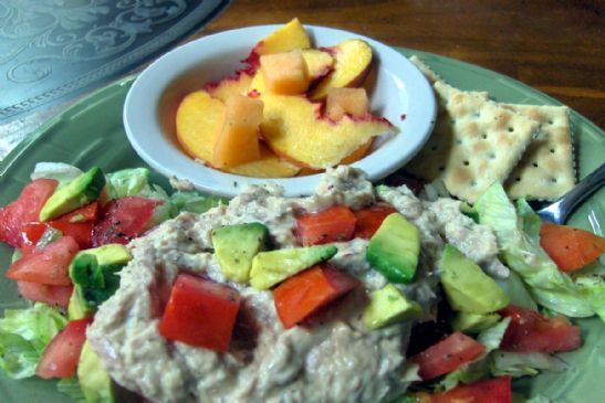 Tuna w/ salad and crackers