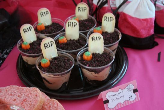 Individual Graveyard Dirt Cakes 