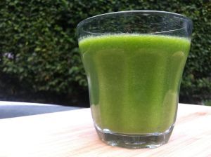 Smoothie - Kale, apple, banana, parsley