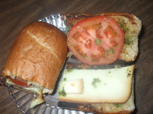 Smoked Mozzarella and tomato-pesto sandwich