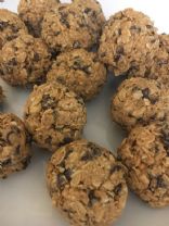 Peanut Butter Chocolate Chip Oat Balls