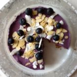 Raw Vegan Cheese Cake Mi with bluberries, cashews and almonds
