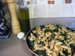 Lowfat mediterranean chicken with spinach and pasta