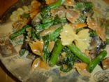 Pasta with spinach, green beans in creamy garlicky sauce