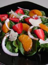 Spinach salad with strawberries, mandarin oranges and feta